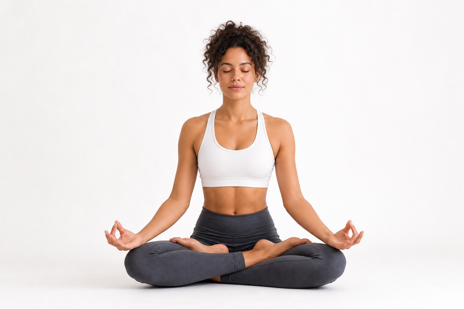 Frau in entspannter Meditation mit geschlossenen Augen